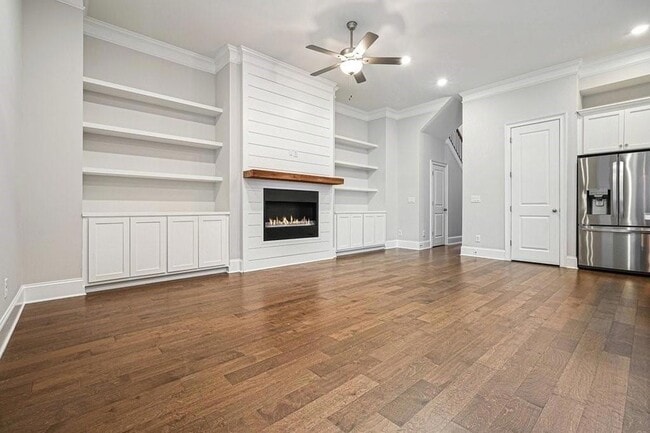 Building Photo - 123 Village Green Ave