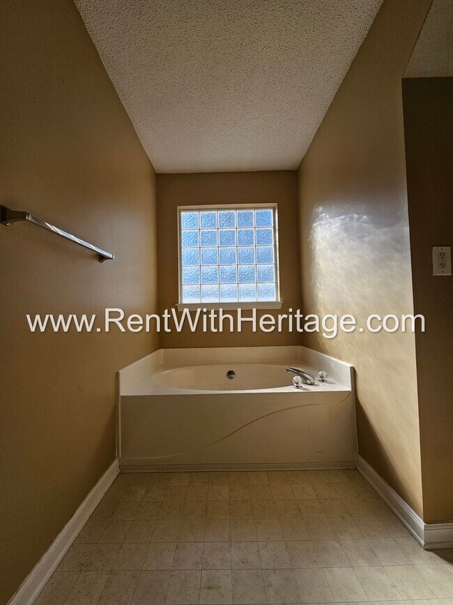 Building Photo - GORGEOUS LAKE VIEW HOME IN POPULAR LAKERIDGE SUBDIVSION! GREAT LOCATION - CLOSE TO EVERYTHING