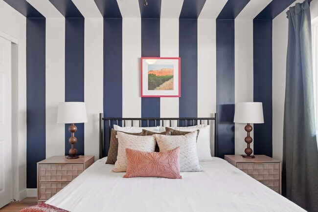 Building Photo - 4530 W Paradise Dr