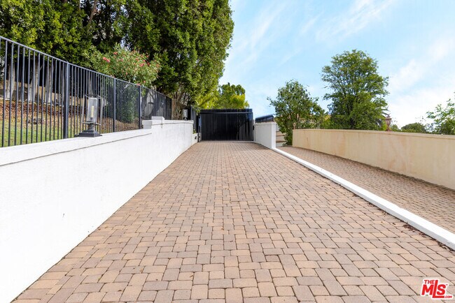 Building Photo - 5192 Parkway Calabasas