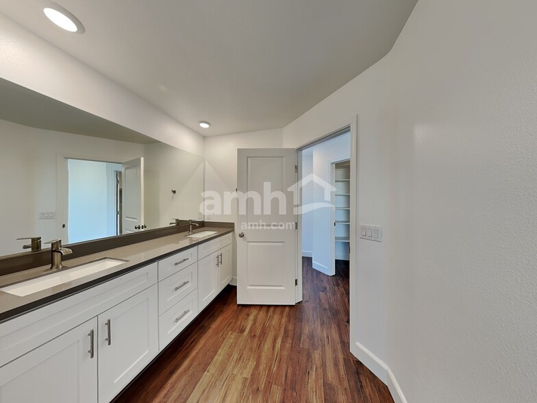 Building Photo - 644 N Water St