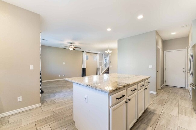Building Photo - Modern Luxury Living Space!