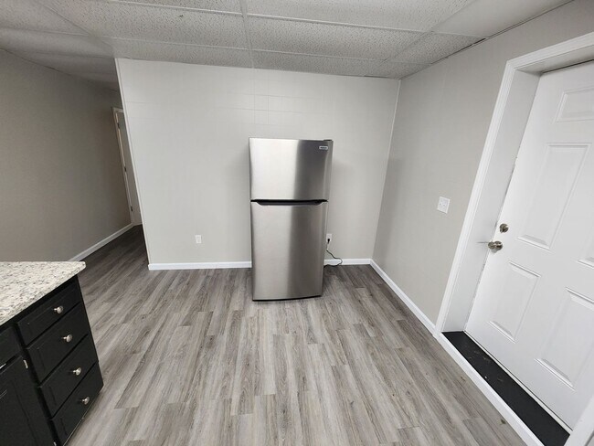 Building Photo - Spacious 3-Bedroom, 1-Bathroom Home AVAILA...