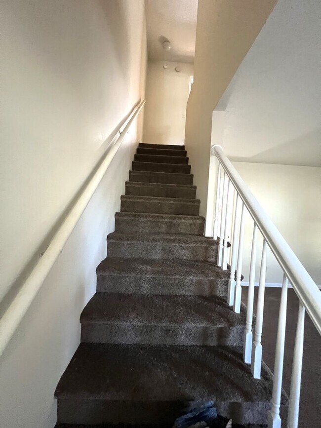 Building Photo - Two story duplex home! feels private like ...