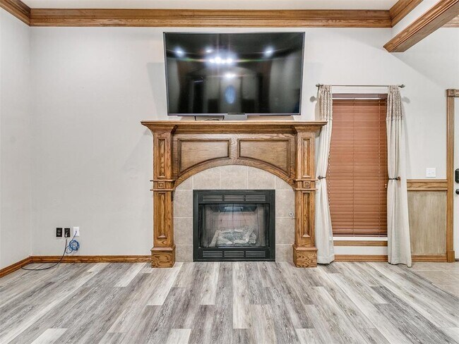 Building Photo - 1001 N Barn Hill Way