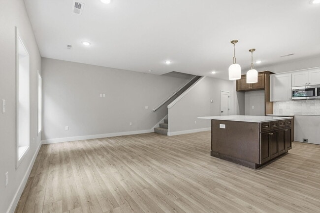 Building Photo - 2175 W Parkview Ave
