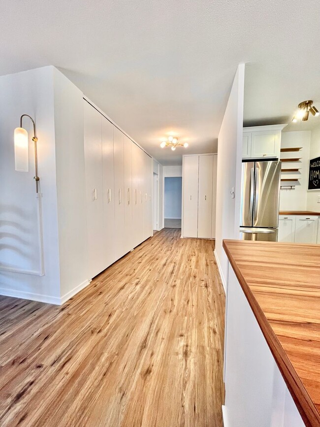 Building Photo - Newly Renovated 2bd/2ba Dwtn Condo!