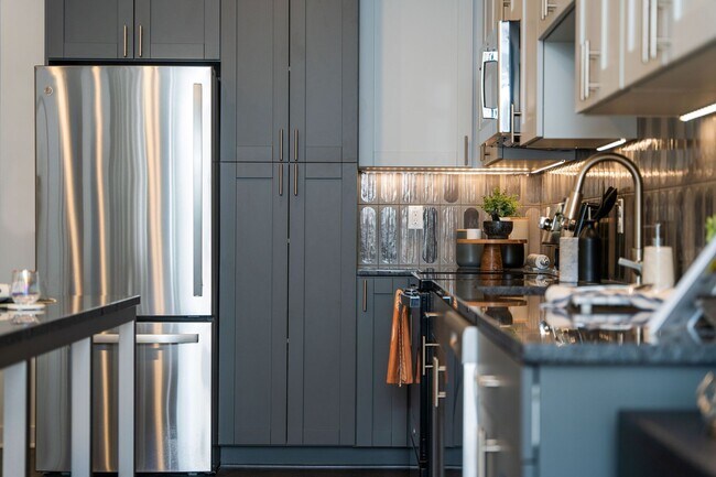 Building Photo - One Bedroom Rear Facing w Patio (1st Floor), Balcony 2 & 3