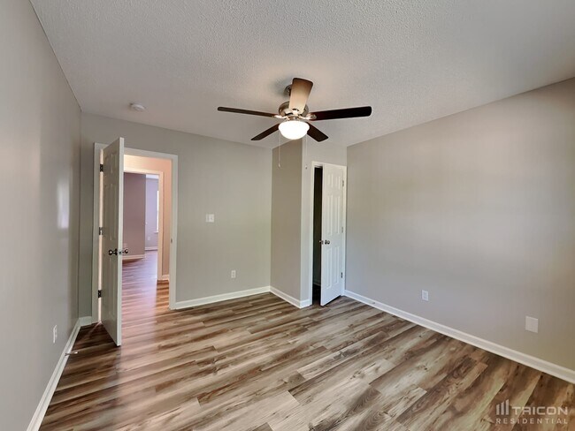 Building Photo - 2425 Saluda Dr
