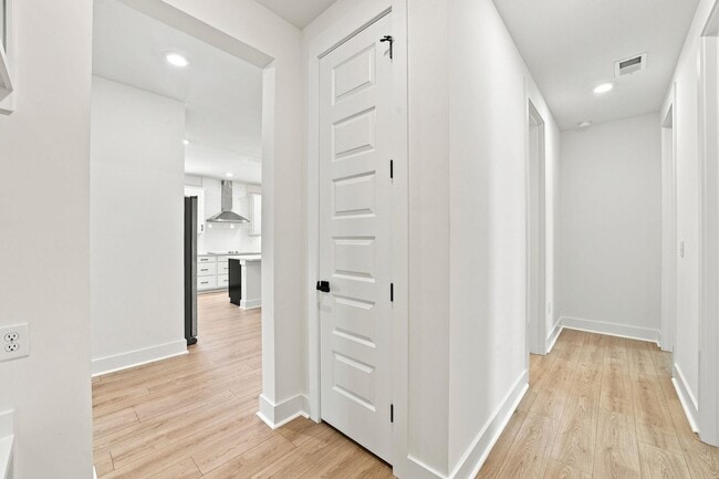 Building Photo - 3084 Claredon St