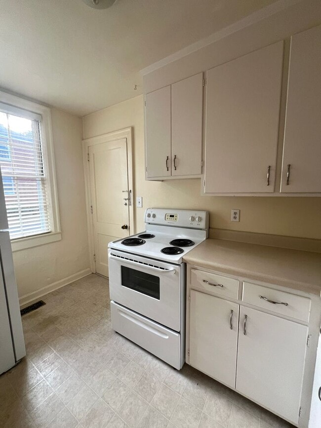 Building Photo - 2940 Oleander Dr