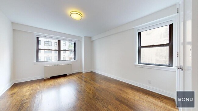 Building Photo - 400 E 89th St