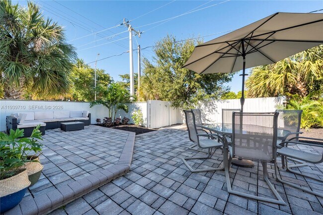 Building Photo - 1501 NE 24th St