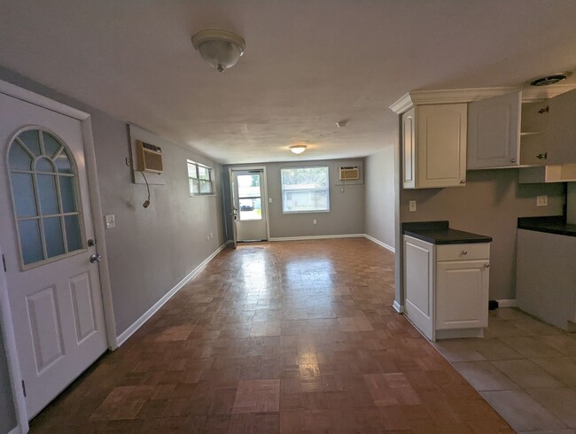 Building Photo - Nicely Sized One Bedroom House in Bevelry ...
