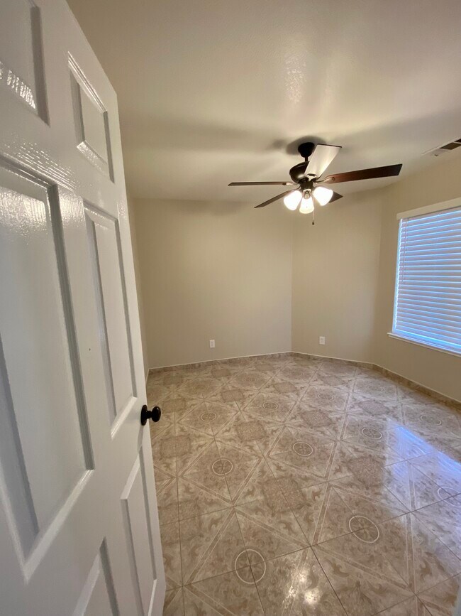 Building Photo - 2095 W Merritt Ave