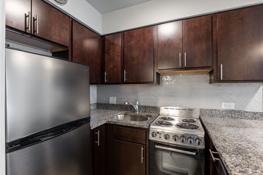 Building Photo - 1214 N La Salle Dr