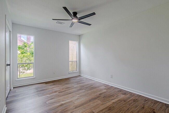 Building Photo - 3406 Forest Village Dr