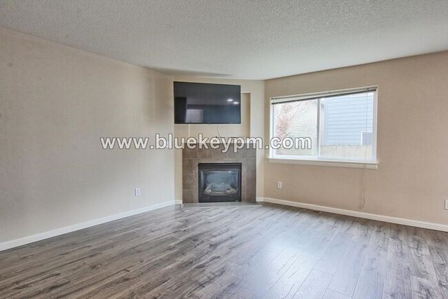 Building Photo - 4 Bed, 2.5 Bath Home in Felida with Pergol...