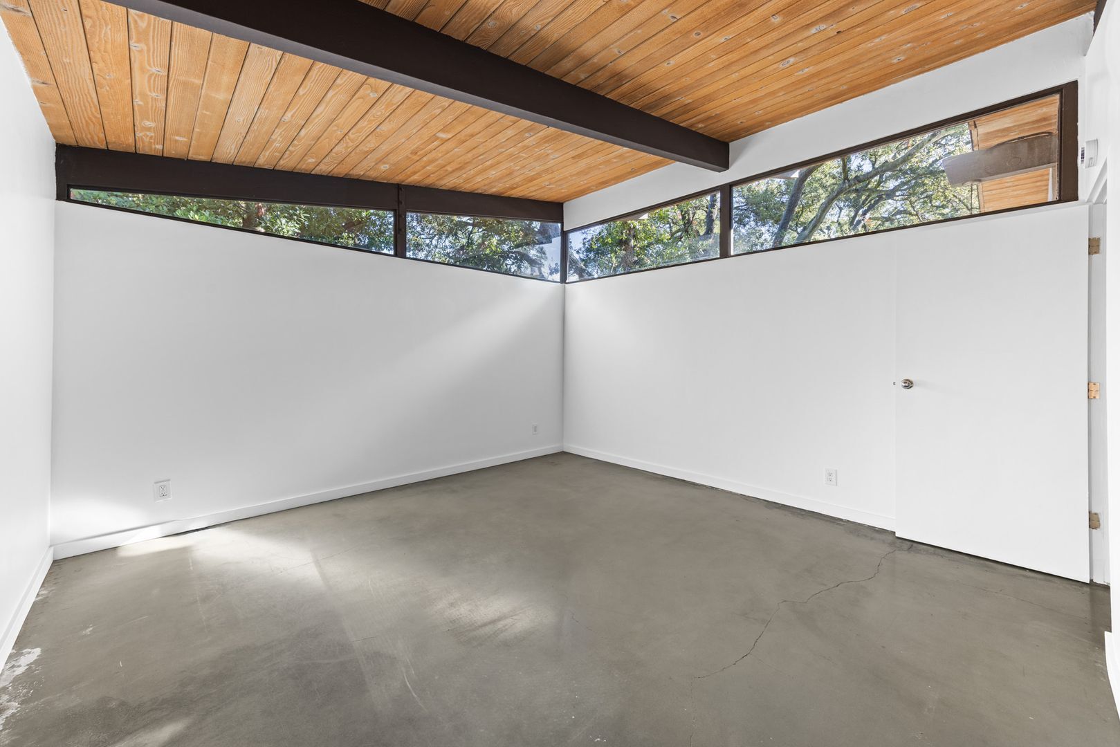Building Photo - Updated Mid-Century Home in Picturesque Woodland Hills