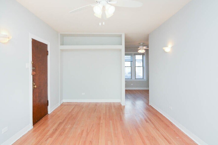 Building Photo - 4232 N Paulina St