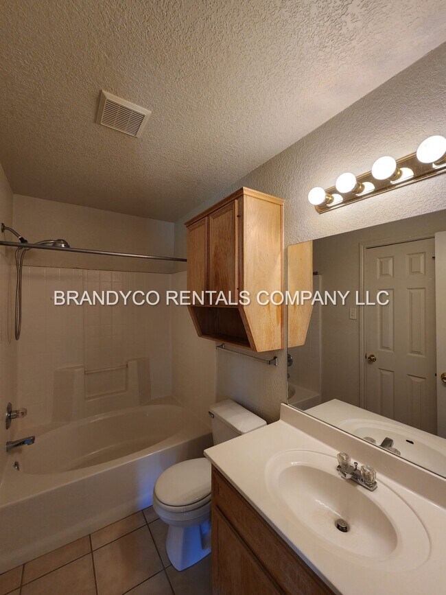 Building Photo - 4600 Acorn Creek Trail