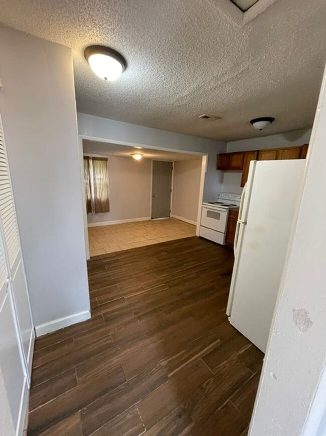 Building Photo - Spacious Rental Home in Derby School District