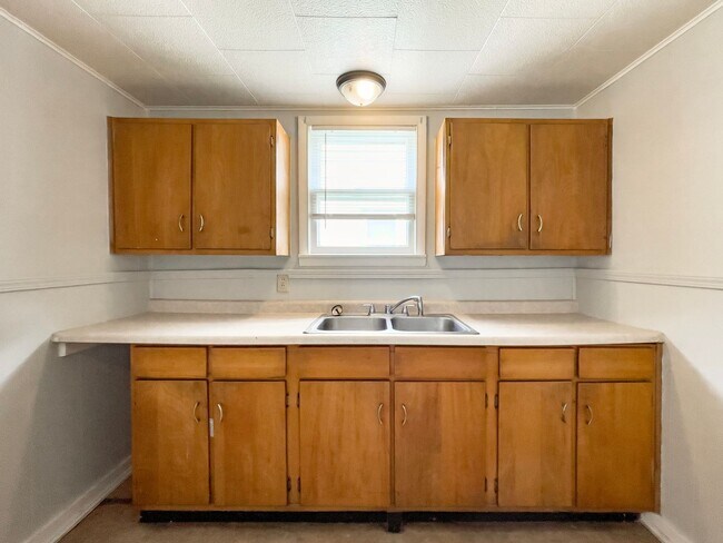 Building Photo - *AVAILABLE NOW!* Cozy Three Bedroom Home!