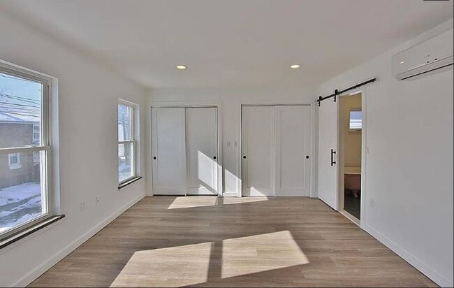 Building Photo - Style, comfort, & convenience---perfectly packaged!