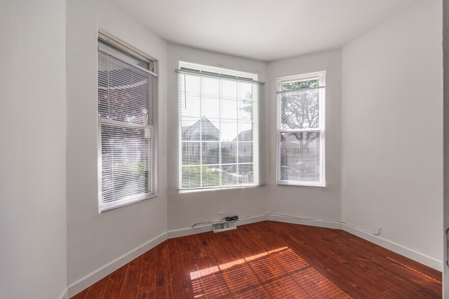 Building Photo - 2140 N Karlov Ave