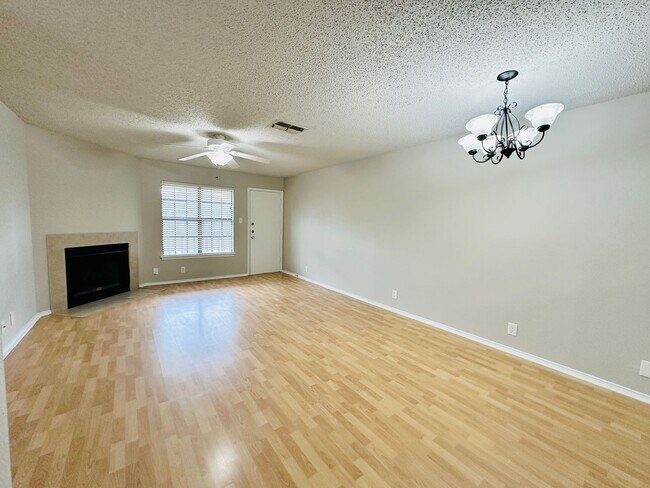 Building Photo - Charming 2BR/2BA Condo in South Congress -...