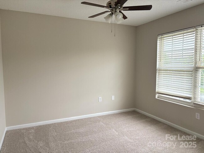 Building Photo - 2303 Highland Park Dr