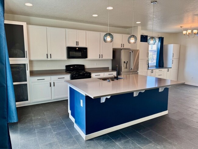 Building Photo - Your Home Is Ready For You!!