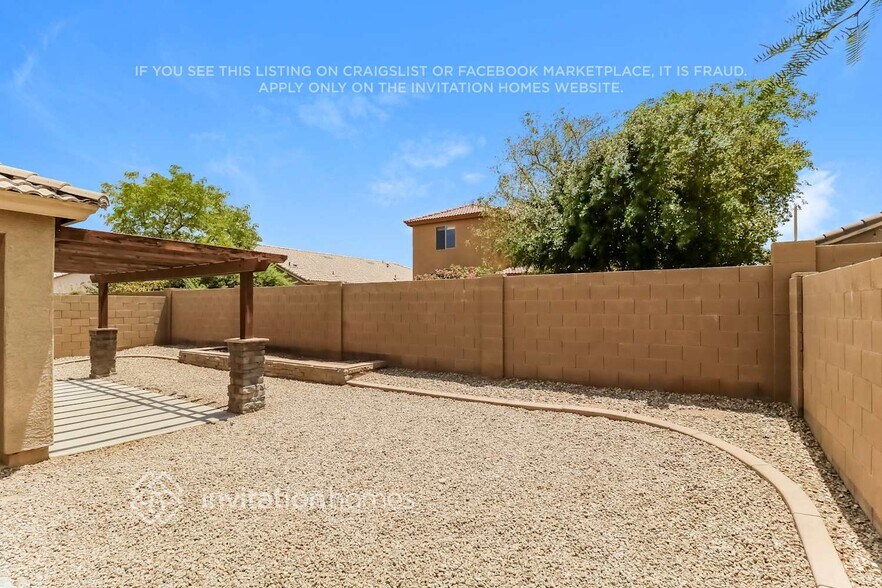 Building Photo - 10613 W La Reata Ave