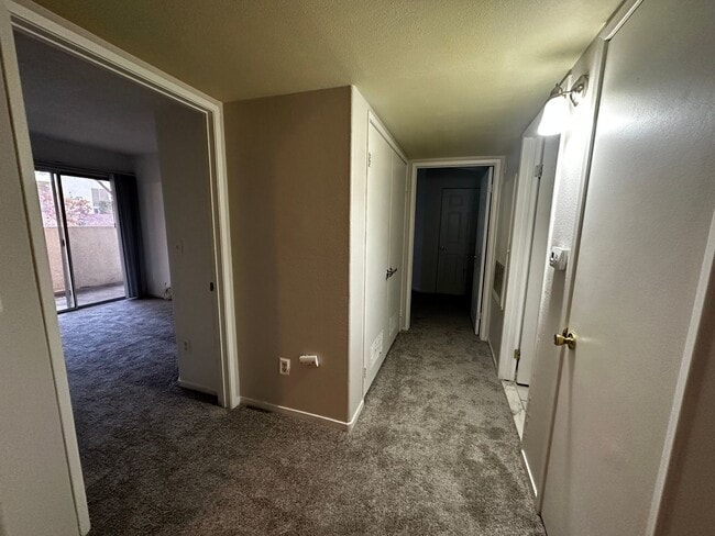 Building Photo - Henderson First Floor Condo - In Gated Community With Pool.