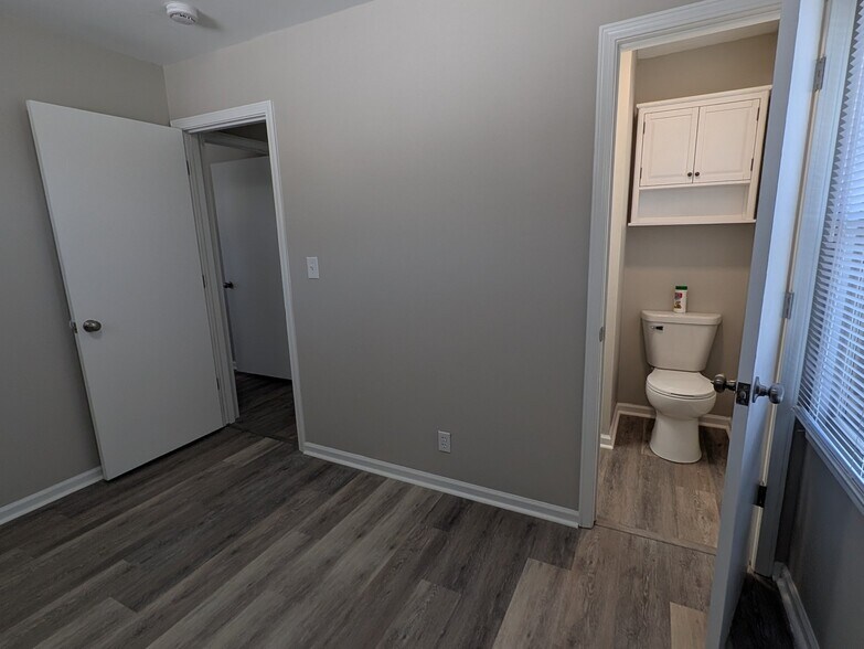 Building Photo - 702 W 39 St N