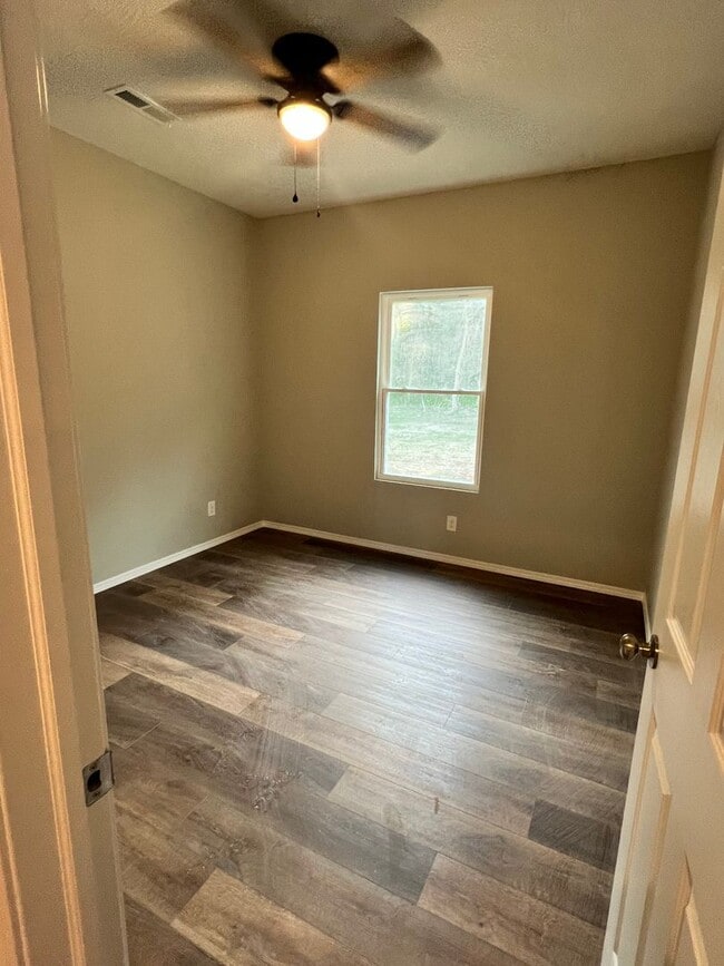 Building Photo - 3 bedroom 2 bath 2 car garage Bolivar MO