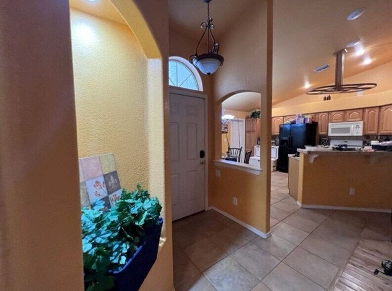Building Photo - 2968 La Paloma Dr