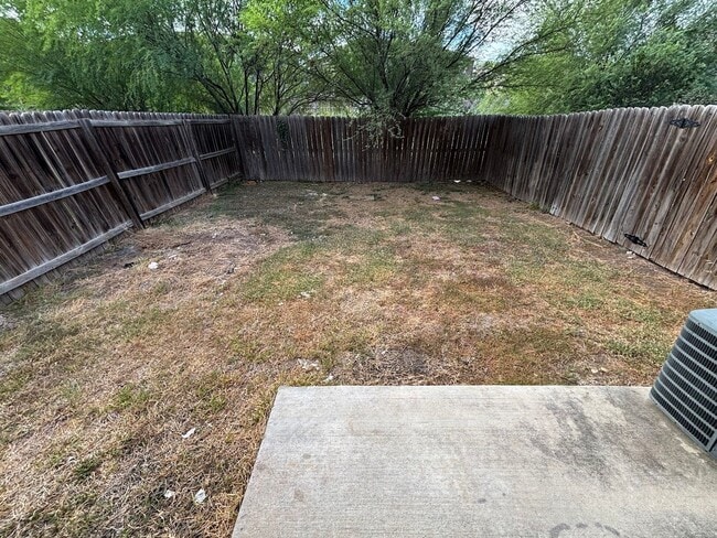 Building Photo - Spacious End-Unit Townhome in Prime Northe...