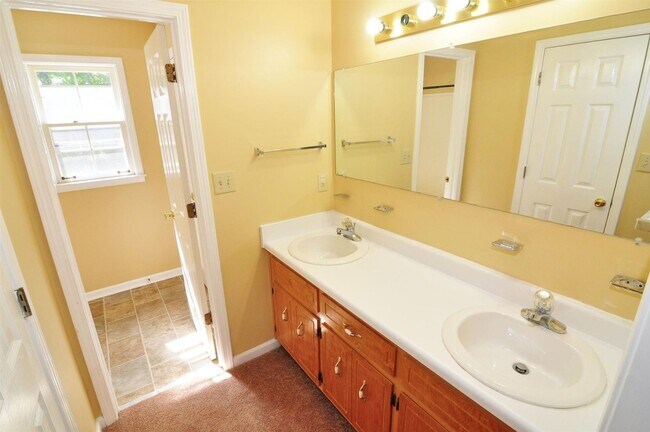 Building Photo - Sweet 3 bed 2.5 ba.  1 car garage in St B