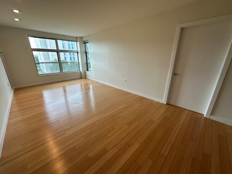 Building Photo - 591 Albany St