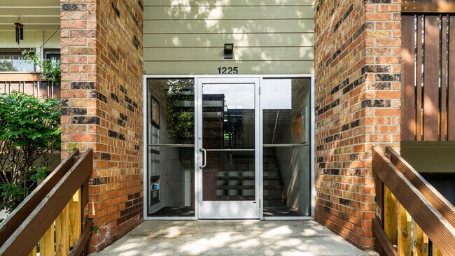 Building Photo - 1225 S Maple Rd