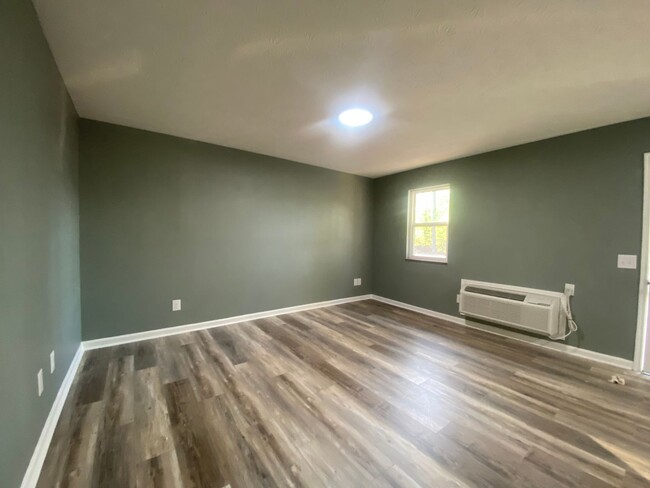 Building Photo - 2 Bedroom 1 Bath Apartment in Greeneville, TN