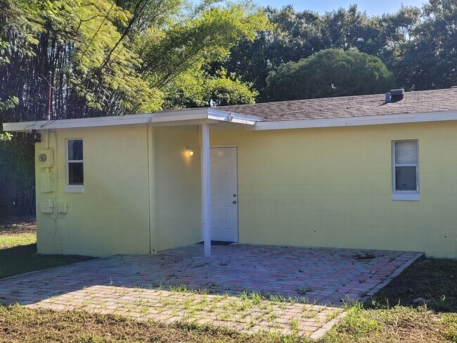 Building Photo - Live Close to It All in This Updated 3-Bed...