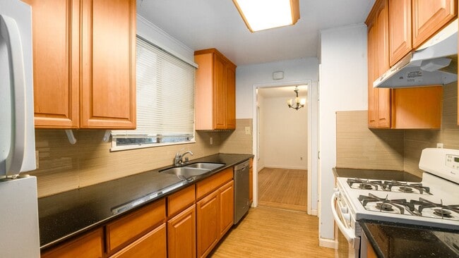 Building Photo - 1570 Buena Vista Ave