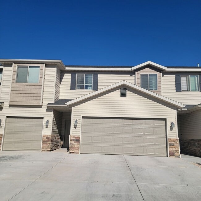 Building Photo - Spacious Modern Townhome