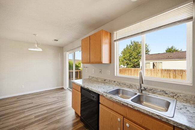 Building Photo - $2,495.95 - 3 Bed, 2 Bath Home in Denver with Central AC and Fenced in Yard!
