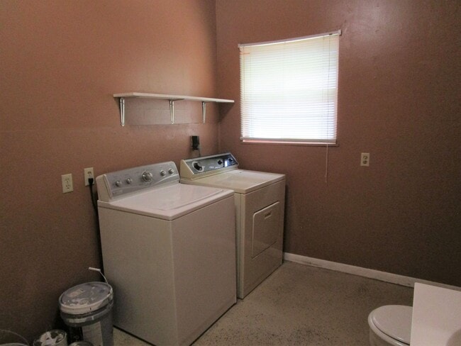 Building Photo - Covered Parking for 3 vehicles!