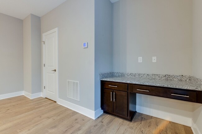 Building Photo - 3 Bedroom End Unit Townhouses in Franklin ...