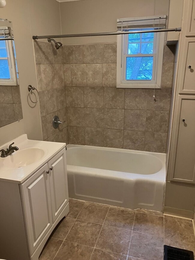 Building Photo - Spacious 5 bed, 2 bath classic brick home