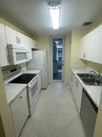 Building Photo - 1136 Town Center Dr